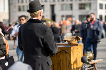 Berlin - Drehorgelmann am Pariser Platz