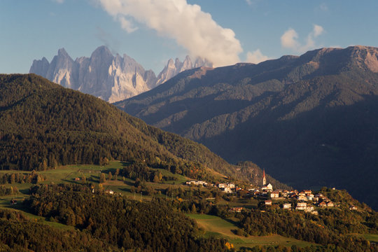Teis im Villn&ouml;sstal mit Geisslerspitzen im Hintergrund