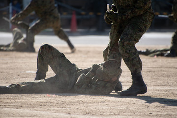 格闘する自衛官