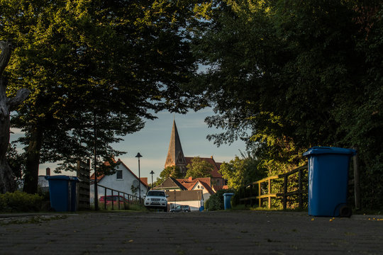Stra&szlig;e zur Kirche