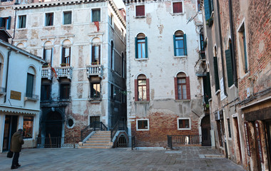 the beautiful buildings in the Rialto district of Venice