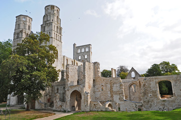 Le rovine dell'abbazia di San Pietro di Jumièges, Normandia, Francia