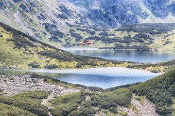 Elicottero nella valle dei 5 laghi nei Monti Tatra, nella catena montuosa dei Carpazi in Polonia