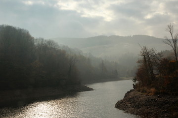 Brume sur la barrage de la Rive