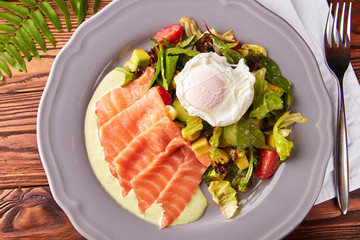 Poached egg, smoked salmon and salad