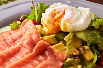 Poached egg, smoked salmon and salad