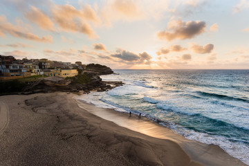 Obraz premium sun rising over beach 