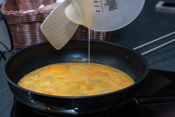 Rührei zubereiten in einer Pfanne 