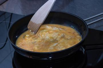 Rührei zubereiten in einer Pfanne 