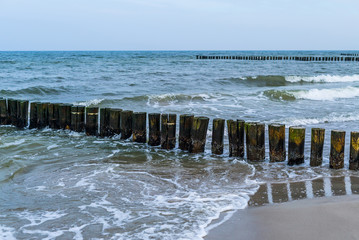 Ostsee bei Sturm mit Buhnen