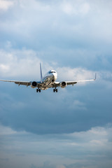 滑空する旅客機