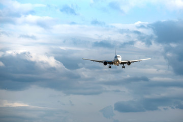 滑空する旅客機