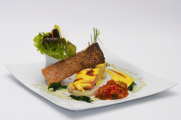 Salmon al horno en salsa bearnesa