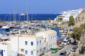 Porticciolo di Vlychada con turisti Grecia Santorini
