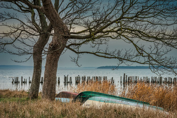 Fischerboote am herbstlichen Jasmunder Bodden auf R&uuml;gen