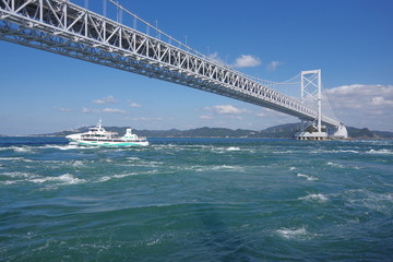 Fototapeta na wymiar 橋と船
