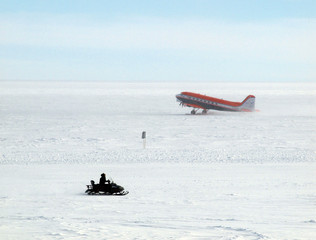 Grönland - Forschungsflugzeug Polar 6 im Inlandeis 