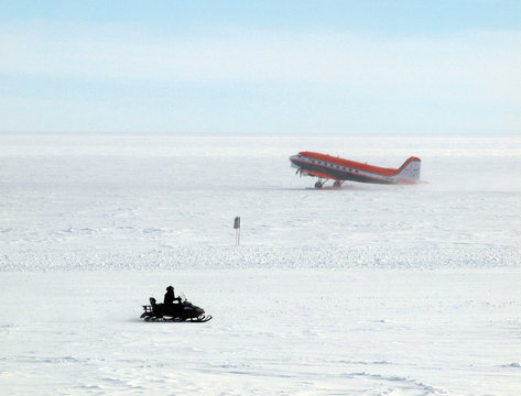 Gr&ouml;nland - Forschungsflugzeug Polar 6 im Inlandeis 