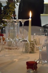 Festlich gedeckte Tafel mit verschiedenen Weingläsern, kunstvoll gefalteten Servietten und Dekoration