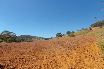Terra arada para plantio de milho em propriedade rural de Guarani, estado de Minas Gerais, Brasil