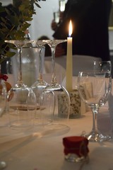 Festlich gedeckter Tisch mit Weingläsern