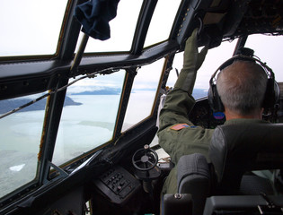 Hercules LC-130 der U.S. Airforce über dem Fjord von Kangerlussuaq © UE Images