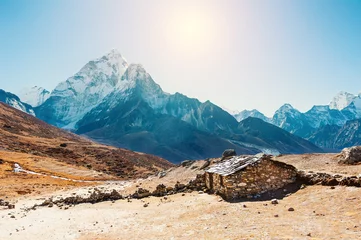 Vlies Fototapete Ama Dablam Steinhaus in den Bergen und Blick auf den Berg Ama Dablam im Himalaya, Nepal.