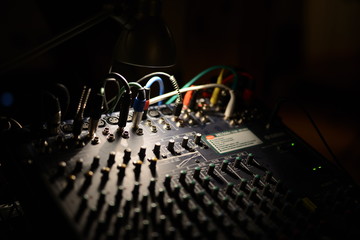 schwarzes 8 Kanal Mischpult zum Musikmachen im Proberaum für die Band
