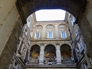 Estremità del palazzo Mattei vista da un arco a Roma in Italia.