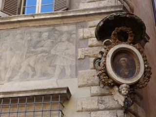 Madonna dell'Orazione all'angolo di Palazzo  Ricci a Roma, Italia .
