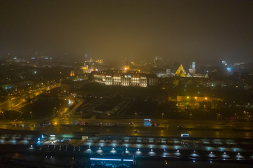 zamek królewski mglistą nocą z drona