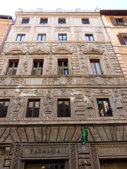 Facciata del palazzo decorato dei Pupazzi a Roma in Italia.