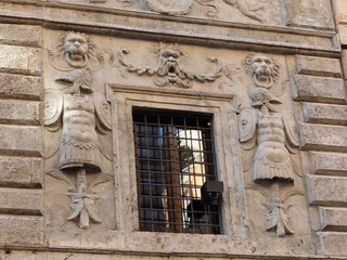 Obraz premium Dettaglio di una finestra decorata del palazzo dei Pupazzi a Roma in Italia.