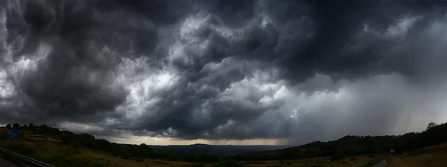 Selbstklebende Fototapete Sturm Himmel mit Gewitterwolken dunkel