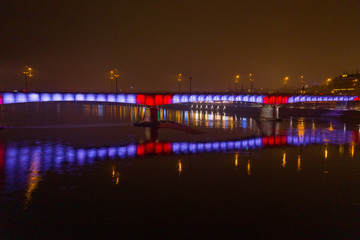 most na rzece oświetlony nocą, bulwary wiślane