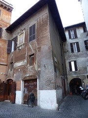 Antica casa medievale nel centro storico di Roma in Italia.
