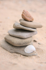 Fototapeta na wymiar Meditativer Steinstapel am Sandstrand zeugt von Erholung pur im Urlaub
