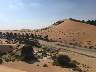 砂漠リゾートの人工建設道路