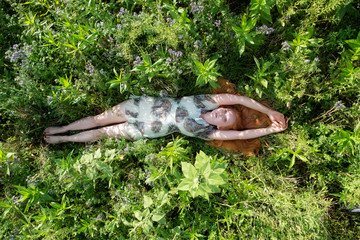 Schöne junge sexy rothaarige Frau, liegt entspannt auf der grünen Wiese, Gras, die in der Natur...