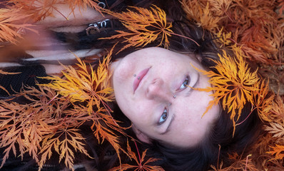 Schöne junge individuelle, exzentrische Frau, mit interessanter Frisur, Dreadlocks, Piercing und...