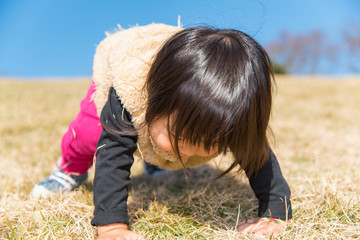 公園で遊ぶ子供