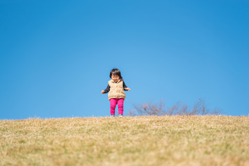 公園で遊ぶ子供