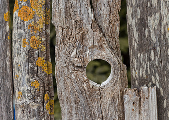 Detalle de una valla rustica de madera