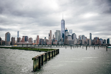 Blick auf das One World Trade Center vom Hudson River