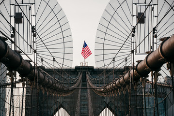 Obraz premium Brücke in New ork mit amerikanischer Flagge