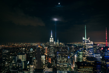 Fototapeta na wymiar New York leuchtet bei Nacht 3