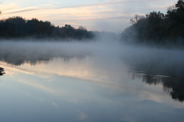 Fototapeta na wymiar Утро над рекой.Morning over the river.