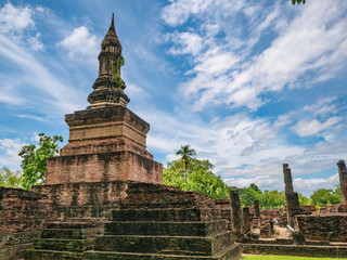 Obraz premium Ruin of Wat mahathat Temple Area At sukhothai historical park,Sukhothai city Thailand