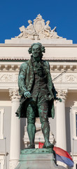 Obraz premium statue giuseppe tartini on tartini square (main square ) in piran, slovenia