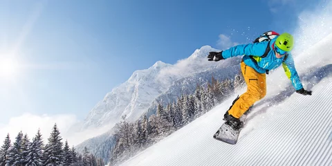 Foto op Plexiglas Wintersport Man snowboarder riding on slope.